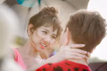 Trấn Thành ôm hôn Hari Won không rời trên phim trường