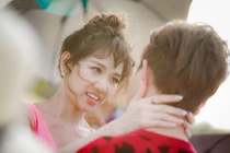 Trấn Thành ôm hôn Hari Won không rời trên phim trường