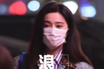 Phạm Băng Băng bịt mặt kín bưng đến sinh nhật Thành Long