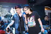 Hương Tràm mặc trẻ trung tập luyện cho live show của Quang Hà