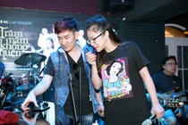 Hương Tràm mặc trẻ trung tập luyện cho live show của Quang Hà