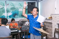 Danh ca Chế Linh đánh trống, chỉ huy hai con trai tập hát