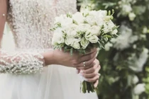 Trong lễ đính hôn của tôi, bạn trai cũ đến phá, ép trả quà