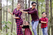 Khoảnh khắc "tình bể bình" của Khánh Thi và chồng kém 12 tuổi