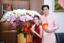 Vợ chồng Hồ Quang Hiếu trang hoàng biệt thự đón Tết