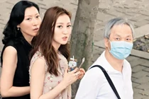 Á hậu 9X Hong Kong ngượng khi xuất hiện bên chồng U70