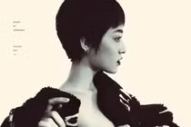 Bảo Anh gây tranh cãi khi đăng ảnh cởi xiêm y mừng tuyển Việt Nam