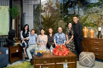 Diva Hồng Nhung vui vẻ đi sự kiện cùng bạn bè