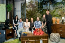 Diva Hồng Nhung vui vẻ đi sự kiện cùng bạn bè