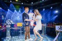 Trấn Thành mang hoa đến tặng vợ ở buổi họp fan