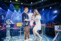 Trấn Thành mang hoa đến tặng vợ ở buổi họp fan