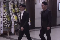 Nhiều sao dự cưới Song Hye Kyo về sớm tới viếng Kim Joo Hyuk