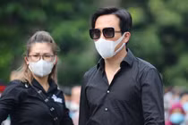 Trấn Thành đến viếng trước giờ đưa linh cữu Chí Tài ra sân bay