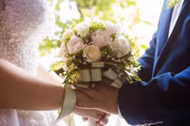 Bất lực nhìn chồng ôm hôn bạn gái cũ trong ngày cưới