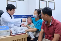 Bé trai 1 tuổi phồng rộp mặt, bác sĩ chỉ rõ nguyên nhân