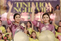 HH Kỳ Duyên, Ngọc Hân tỏa sắc với áo dài hoa sen