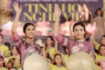 HH Kỳ Duyên, Ngọc Hân tỏa sắc với áo dài hoa sen