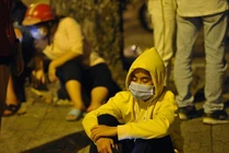 Người dân vật vờ trước nơi bảo quản thi thể nghệ sĩ Chí Tài