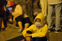 Người dân vật vờ trước nơi bảo quản thi thể nghệ sĩ Chí Tài