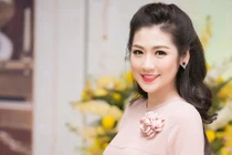 Á hậu Tú Anh gây mê với phong cách nữ tính