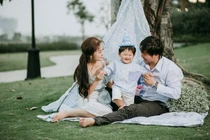 Con trai Khánh Hiền đáng yêu như thiên thần trong tiệc thôi nôi