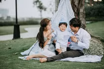 Con trai Khánh Hiền đáng yêu như thiên thần trong tiệc thôi nôi