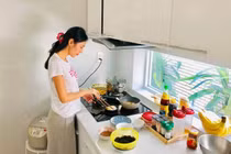 Thuỷ Tiên vào bếp nấu nồi cháo "50 triệu" cho Công Vinh