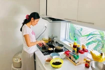 Thuỷ Tiên vào bếp nấu nồi cháo "50 triệu" cho Công Vinh