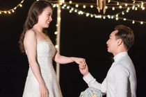 Lộ màn cầu hôn của MC Thành Trung với vợ 9x