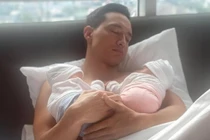 Cặp song sinh của Hồ Ngọc Hà lộ diện, Kim Lý "1 nách 2 con"