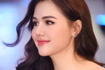 Vẻ gợi cảm của diễn viên Phanh Lee vừa được bạn trai cầu hôn