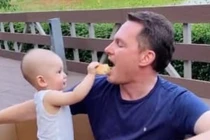 Chồng cũ Hồng Nhung chơi đùa cùng con trai khi ở nhà tránh dịch