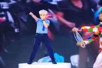 Hot boy nhí giả Sơn Tùng M-TP khiến khán giả phát sốt