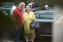 Thu Minh xách túi hơn 1 tỷ đi làm đẹp cùng chồng