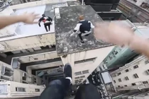 Video: Thót tim cảnh nhảy qua tòa nhà 17 tầng ở Hong Kong