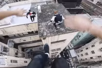 Video: Thót tim cảnh nhảy qua tòa nhà 17 tầng ở Hong Kong