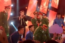 Sơn Tùng M-TP ngừng hát vì fan chen lấn đến ngất xỉu