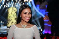 Trương Thị May gây ngạc nhiên với áo dài, nón lá