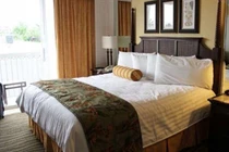 Vì sao có 4 chiếc gối, khăn trải ngang cuối giường khách sạn