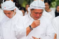 Vợ con khóc nghẹn đưa tiễn NSND Lý Huỳnh 