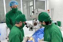 Cấp cứu người bệnh vỡ nhãn cầu do đá bắn vào mắt