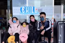 Hồng Đăng và loạt sao đeo khẩu trang kín mít phòng tránh virus corona