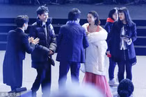 Phùng Thiệu Phong chăm sóc bạn gái Triệu Lệ Dĩnh ở sự kiện