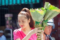 Ca sĩ Bảo Anh đi bán hoa sen giữa phố