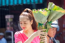 Ca sĩ Bảo Anh đi bán hoa sen giữa phố