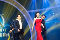 Lý Nhã Kỳ diện trang phục đỏ rực làm giám khảo gameshow