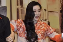 Phạm Băng Băng gặp sự cố suýt vấp ngã vì giày cao