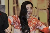 Phạm Băng Băng gặp sự cố suýt vấp ngã vì giày cao