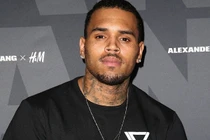Chris Brown tổ chức hiếp dâm tập thể, phải bồi thường 400 tỷ?