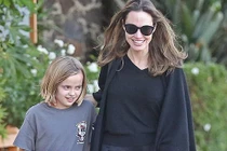 Angelina Jolie vui đùa cùng con gái giữa tin Brad Pitt yêu người mới